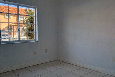 House in Hialeah, Florida 3 bedrooms, 117.99 sq.m. № 1985957 - photo 8
