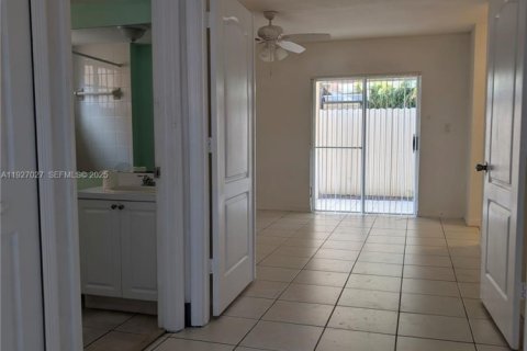 House in Hialeah, Florida 3 bedrooms, 117.99 sq.m. № 1985957 - photo 7