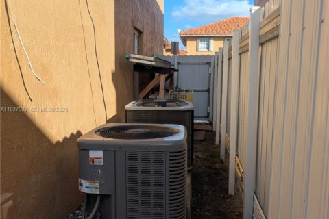 House in Hialeah, Florida 3 bedrooms, 117.99 sq.m. № 1985957 - photo 15