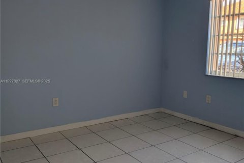 House in Hialeah, Florida 3 bedrooms, 117.99 sq.m. № 1985957 - photo 9