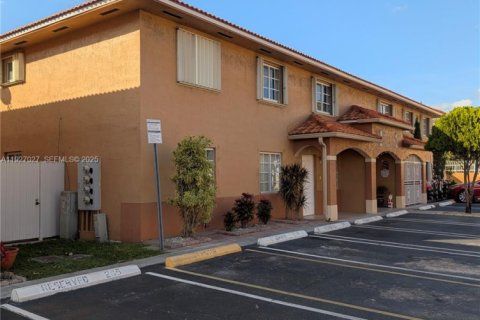 House in Hialeah, Florida 3 bedrooms, 117.99 sq.m. № 1985957 - photo 2