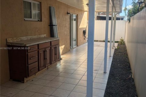 House in Hialeah, Florida 3 bedrooms, 117.99 sq.m. № 1985957 - photo 14