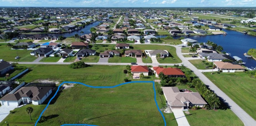 Commercial property in Cape Coral, Florida № 2241573