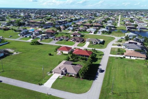 Commercial property in Cape Coral, Florida № 2241573 - photo 5