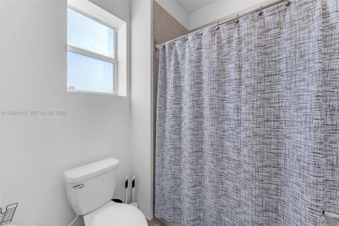 House in Miami, Florida 5 bedrooms, 281.77 sq.m. № 2026226 - photo 22