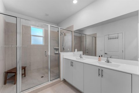 House in Miami, Florida 5 bedrooms, 281.77 sq.m. № 2026226 - photo 18