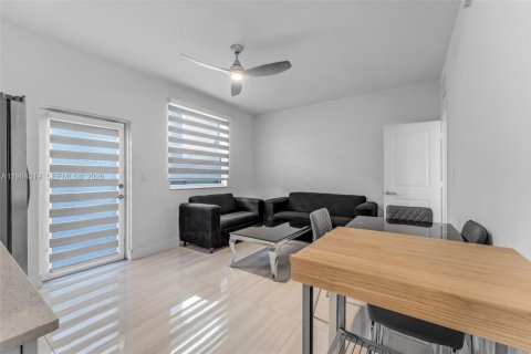 House in Miami, Florida 5 bedrooms, 281.77 sq.m. № 2026226 - photo 28