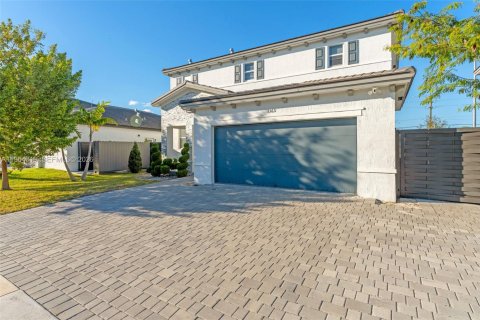 House in Miami, Florida 5 bedrooms, 281.77 sq.m. № 2026226 - photo 3