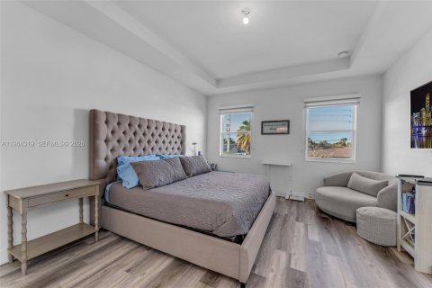 House in Miami, Florida 5 bedrooms, 281.77 sq.m. № 2026226 - photo 15