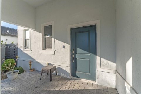 House in Miami, Florida 5 bedrooms, 281.77 sq.m. № 2026226 - photo 5