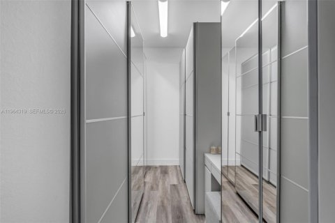 House in Miami, Florida 5 bedrooms, 281.77 sq.m. № 2026226 - photo 19