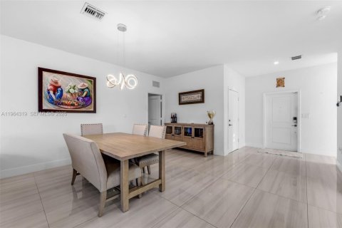 House in Miami, Florida 5 bedrooms, 281.77 sq.m. № 2026226 - photo 9