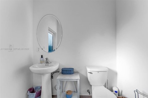 House in Miami, Florida 5 bedrooms, 281.77 sq.m. № 2026226 - photo 26