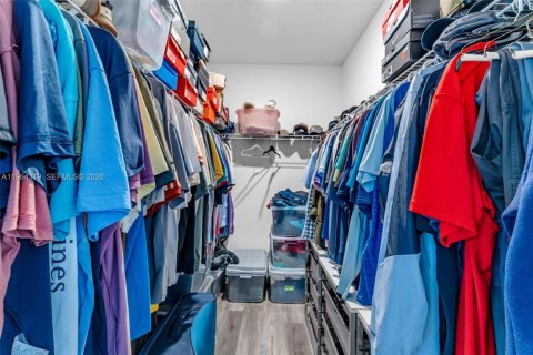 House in Miami, Florida 5 bedrooms, 281.77 sq.m. № 2026226 - photo 20