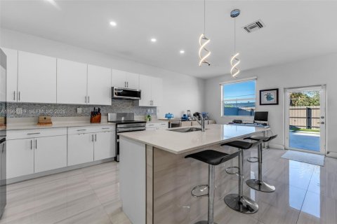 House in Miami, Florida 5 bedrooms, 281.77 sq.m. № 2026226 - photo 8