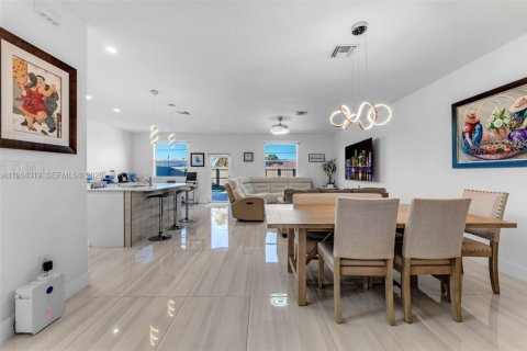 House in Miami, Florida 5 bedrooms, 281.77 sq.m. № 2026226 - photo 7