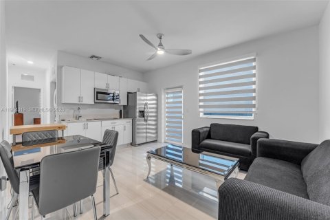 House in Miami, Florida 5 bedrooms, 281.77 sq.m. № 2026226 - photo 27