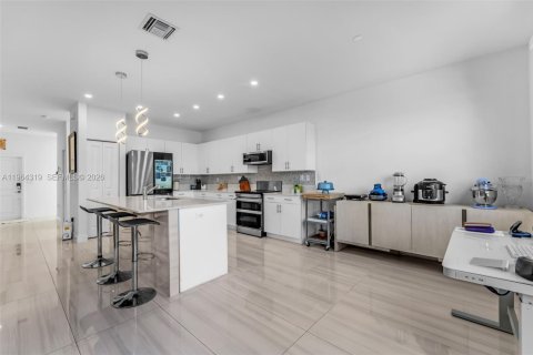 House in Miami, Florida 5 bedrooms, 281.77 sq.m. № 2026226 - photo 10