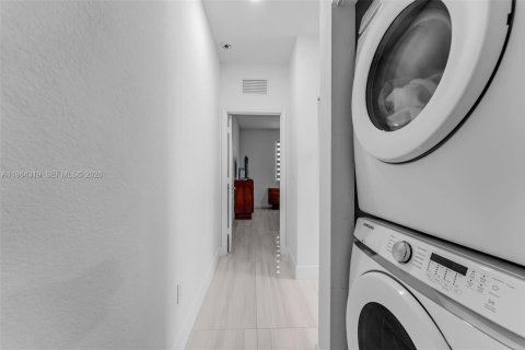 House in Miami, Florida 5 bedrooms, 281.77 sq.m. № 2026226 - photo 29