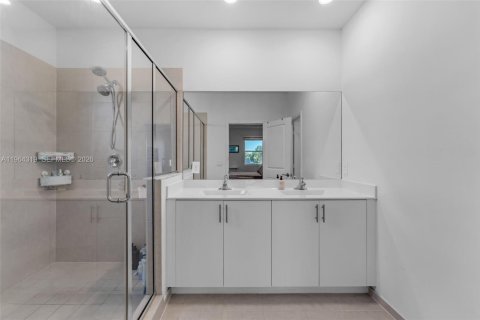 House in Miami, Florida 5 bedrooms, 281.77 sq.m. № 2026226 - photo 17