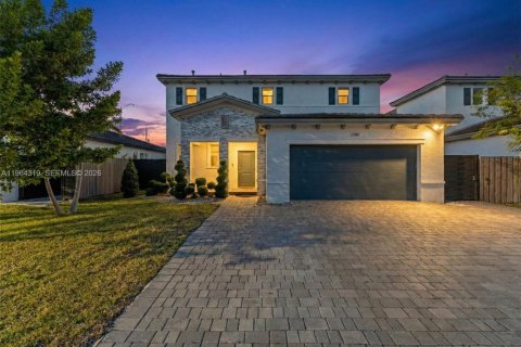 House in Miami, Florida 5 bedrooms, 281.77 sq.m. № 2026226