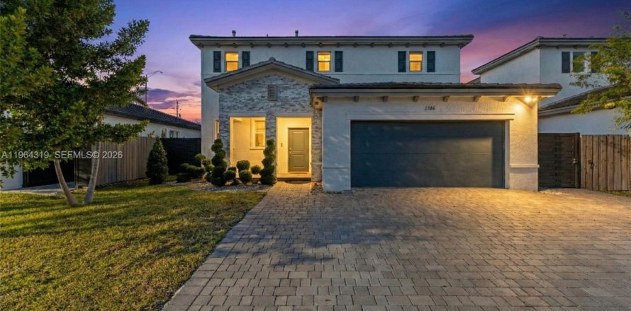 House in Miami, Florida 5 bedrooms, 281.77 sq.m. № 2026226