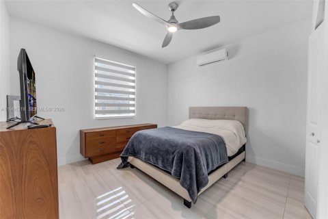 House in Miami, Florida 5 bedrooms, 281.77 sq.m. № 2026226 - photo 30