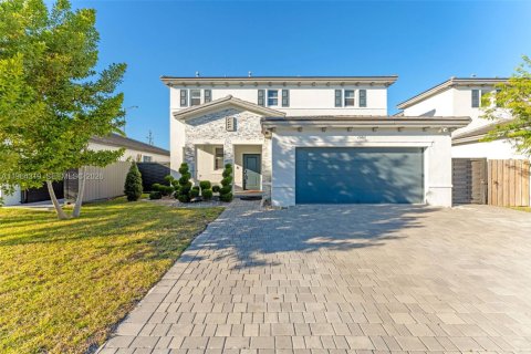 House in Miami, Florida 5 bedrooms, 281.77 sq.m. № 2026226 - photo 2