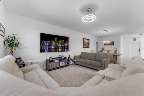 House in Miami, Florida 5 bedrooms, 281.77 sq.m. № 2026226 - photo 13