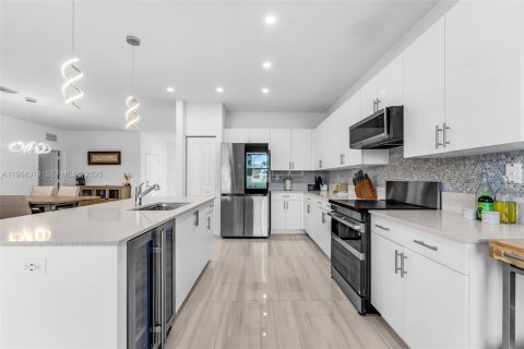 House in Miami, Florida 5 bedrooms, 281.77 sq.m. № 2026226 - photo 11