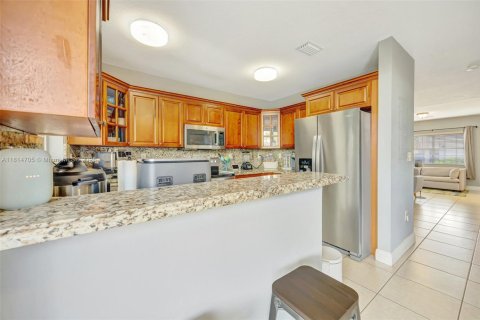 Touwnhouse à vendre à Miami, Floride: 3 chambres, 166.02 m2 № 1770501 - photo 12