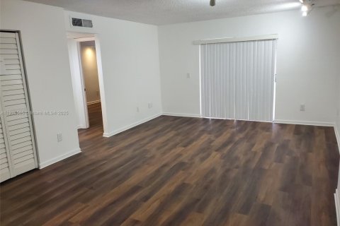 Снять в аренду кондоминиум в Катлер-Бей, Флорида 1 спальня, 70.61м2, № 1966619 - фото 3