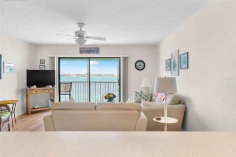 Condo in Bradenton Beach, Florida, 2 bedrooms № 2096275 - photo 5