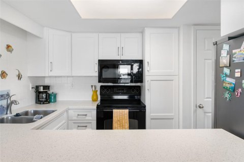 Condo in Bradenton Beach, Florida, 2 bedrooms № 2096275 - photo 11