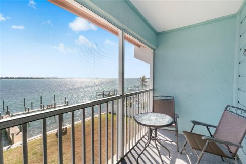 Condo in Bradenton Beach, Florida, 2 bedrooms № 2096275 - photo 25