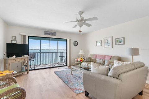 Condo in Bradenton Beach, Florida, 2 bedrooms № 2096275 - photo 3