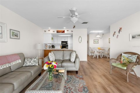 Condo in Bradenton Beach, Florida, 2 bedrooms № 2096275 - photo 7