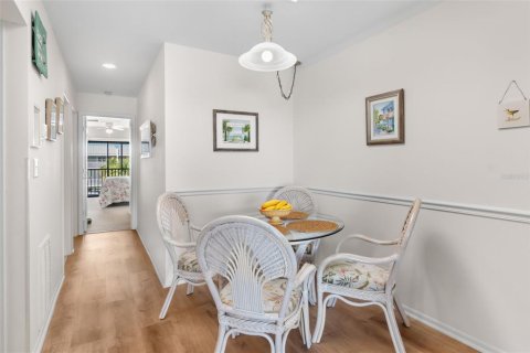 Condo in Bradenton Beach, Florida, 2 bedrooms № 2096275 - photo 9
