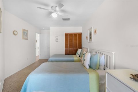 Condo in Bradenton Beach, Florida, 2 bedrooms № 2096275 - photo 17