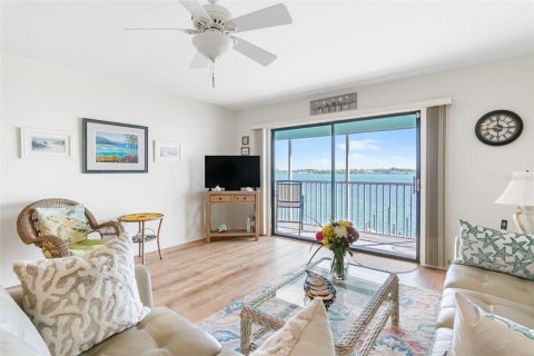 Condo in Bradenton Beach, Florida, 2 bedrooms № 2096275 - photo 8