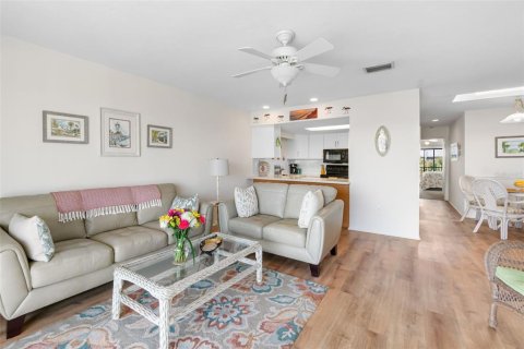 Condo in Bradenton Beach, Florida, 2 bedrooms № 2096275 - photo 10