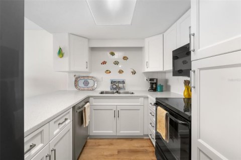 Condo in Bradenton Beach, Florida, 2 bedrooms № 2096275 - photo 12