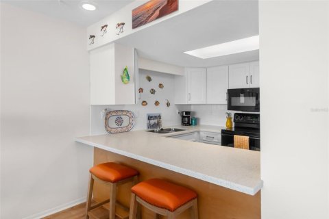 Condo in Bradenton Beach, Florida, 2 bedrooms № 2096275 - photo 13