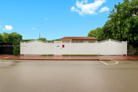 Купить виллу или дом в Майами-Бич, Флорида 2 спальни, 110.18м2, № 1977188 - фото 1