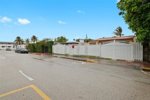 Купить виллу или дом в Майами-Бич, Флорида 2 спальни, 110.18м2, № 1977188 - фото 25