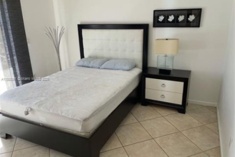 Condo in Miami Beach, Florida, 2 bedrooms  № 1938565 - photo 14