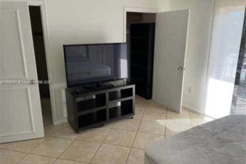 Condo in Miami Beach, Florida, 2 bedrooms  № 1938565 - photo 15