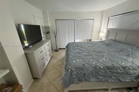 Condo in Miami Beach, Florida, 2 bedrooms  № 1938565 - photo 27