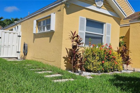 House in Sunrise, Florida 3 bedrooms, 119.1 sq.m. № 1950941 - photo 2