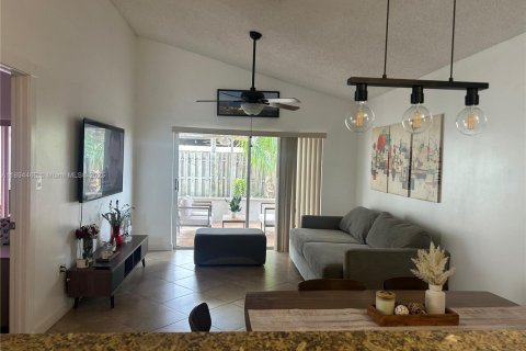 House in Sunrise, Florida 3 bedrooms, 119.1 sq.m. № 1950941 - photo 9